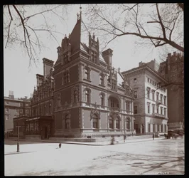 Die Residenz von Elbridge Thomas Gerry in der 61. Straße und der Metropolitan Club nebenan, New York, 1900-01